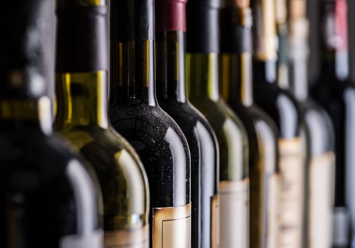 Des bouteilles de vin de différentes tailles alignées.