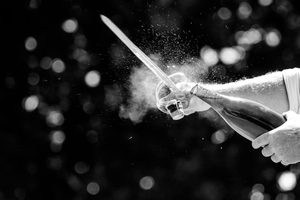 Sabering Sabering Champagne: The Art of Opening a Bottle – Vinum Design